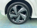 日産純正のアルミホイールで足元もスッキリおしゃれに演出します。