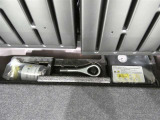 スペアタイヤレス車です。応急セットを搭載しております。