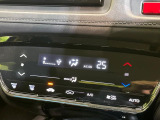 【オートエアコン】一度お好みの温度に設定すれば、車内の温度を検知し風量や温度を自動で調整。暑い&hellip;寒い&hellip;と何度もスイッチ操作をする必要はありません。快適な車内空間には必須の機能ですね♪