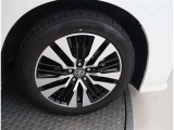 かっこいいホイールですね。 車のイメージを大きく左右するホイール部分はコダワリを持ちたいですね。