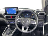 運転席まわりです。 各操作スイッチは使いやすい位置に配置されてます。
