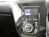 オートエアコン装備。車内を設定温度に自動で調整してくれるのでいつも快適にしてくれます。