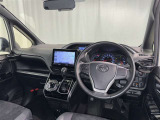 運転席まわりです。 各操作スイッチは使いやすい位置に配置されてます。