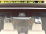 【ホンダセンシング】走行中に前方の車両等を認識し、衝突しそうな時は警報とブレーキで衝突回避と被害軽減をアシスト。より安全にドライブをお楽しみいただけます。