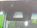 【スマートアシスト】走行中に前方の車両等を認識し、衝突しそうな時は警報とブレーキで衝突回避と被害軽減をアシスト。より安全にドライブをお楽しみいただけます。