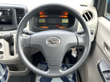 インテリアに合わせたデザインのステアリングは、運転される方のことも考え、運転しやすい形状、大きさです。是非一度、実際に触ってお確かめください。