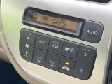 【オートエアコン】一度お好みの温度に設定すれば、車内の温度を検知し風量や温度を自動で調整。暑い&hellip;寒い&hellip;と何度もスイッチ操作をする必要はありません。快適な車内空間には必須の機能ですね♪