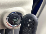 【キーフリーシステム】カバンやポケットに入れたままでもドアの施錠・解錠が可能なスマートキーを装備。エンジンのオン・オフ時もカギを取り出す必要が無いからとっても便利です♪