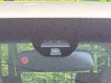 【ホンダセンシング】走行中に前方の車両等を認識し、衝突しそうな時は警報とブレーキで衝突回避と被害軽減をアシスト。より安全にドライブをお楽しみいただけます。