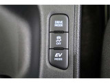 夜間など、静かに走行したい時に便利なモーターのみで動くEVモードへの切替えが出来ます。また、気分や走行状況に合わせてECO・NORMAL・PWRを選べるドライブモードセレクトも装備されています。