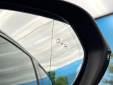 【ブラインドスポットモニター】走行中、ドアミラーの死角になりやすい箇所に後続車が接近するとサイドミラーのレンズに警告を表示!ドライバーに注意喚起をしてくれます。