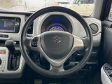 インテリアに合わせたデザインのステアリングは、運転される方のことも考え、運転しやすい形状、大きさです。是非一度、実際に触ってお確かめください。