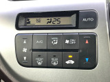 【オートエアコン】一度お好みの温度に設定すれば、車内の温度を検知し風量や温度を自動で調整。暑い&hellip;寒い&hellip;と何度もスイッチ操作をする必要はありません。快適な車内空間には必須の機能ですね♪