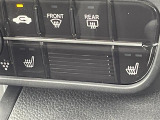 【シートヒーター】シートを温めてくれる暖房機器です!長時間座っていると負担が掛かりやすい背中や腰、または冬場などの寒い日に冷えやすい脚部に快適なぬくもりを伝えます。