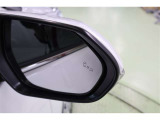BSMを装備。さらに、後退時車両検知警報【RCTA】を搭載しています。バックで出庫する際に左右から接近する車両を検知し、ミラーのインジケーターの点滅と警報音で警告して安全確認をサポートしてくれます。