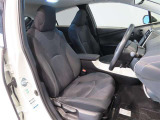 高いホールド性で運転姿勢が安定します。長距離ドライブでも疲れにくいのが魅力です。快適なドライビングライフをお送りください♪