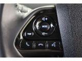 ステアリングスイッチでハンズフリー電話や音声認識、オーディオ操作やマルチインフォメーションディスプレイ内の表示切替えなどが出来ます。走行中に視線を逸らさず出来る手元操作は安全運転につながります。