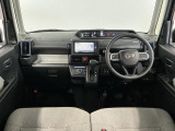 【インパネ】運転のしやすさを最優先に設計された見晴らしの良いフロントビュー。車両間隔が掴みやすく狭い道でも安心♪「安全」と「品質」を最優先に、安心してお乗りいただけるクルマを提供いたします。