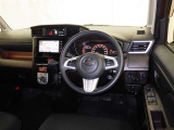 運転席まわりです。 各操作スイッチは使いやすい位置に配置されてます。