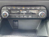 【左右独立温度コントロール式フルオートエアコン(DUAL/SYNC)】運転席側と助手席側でそれぞれ自由に温度設定ができ、快適な風量やモードなどを自動調整します!