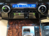左右独立温度コントロールフルオートエアコンです。運転席、助手席それぞれで独立して温度設定ができます。冷え性の方が乗っても安心ですね♪