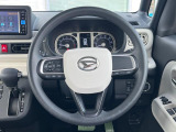 インテリアに合わせたデザインのステアリングは、運転される方のことも考え、運転しやすい形状、大きさです。是非一度、実際に触ってお確かめください。