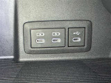 充電用USB端子付き。スマートフォンなどの充電に便利です。