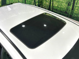 車内の解放感が一気に上がる大型のサンルーフ!季節を問わず開放的で快適なドライブをお楽しみいただけます。流通量も少なく希少価値の高い人気の装備です♪