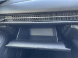 【グローブボックス】大容量のグローブボックスです!!車検証ケース他、日頃使う小物類の収納スペースもたくさんあります!