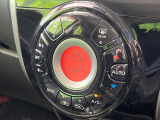【オートエアコン】一度お好みの温度に設定すれば、車内の温度を検知し風量や温度を自動で調整。暑い&hellip;寒い&hellip;と何度もスイッチ操作をする必要はありません。快適な車内空間には必須の機能ですね♪