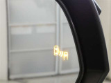 ブラインドスポットモニター装備。隣車線を走る車両を検知。ドアミラーでは確認しにくい後方、側方エリアに存在する車両や急接近してくる車両も検知しドアミラーに搭載されたLEDインジケーターが点灯します。
