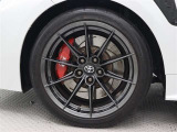 専用18インチアルミホイールを装着しています。タイヤサイズ235/40R18
