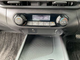 オートエアコンは、温度や風量を自動で調整してくれるため、運転に集中でき、疲労軽減にもつながります。また、車内の温度を一定に保つことで、結露やカビの発生を防ぐ効果もあります。