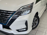 【LEDヘッドライト】悪天候や夜間走行時も良好な視界を確保し安心して運転できる高輝度LEDヘッドライトを装備!点灯速度が早く、消費電力も抑えられています。