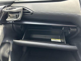 【グローブボックス】大容量のグローブボックスです!!車検証ケース他、日頃使う小物類の収納スペースもたくさんあります!
