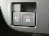 電動パーキングブレーキを搭載。スイッチ操作でパーキングブレーキを作動・解除することができるので操作の力が不要です。