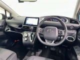 運転席まわりです。 各操作スイッチは使いやすい位置に配置されてます。