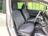 運転席まわりには十分なスペースがあり、大柄な方でもゆったり運転していただける環境です。