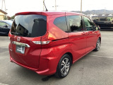 コンビネーションランプを高い位置に配置、後続車に見やすいデザインで安全にも配慮。