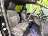運転席まわりには十分なスペースがあり、大柄な方でもゆったり運転していただける環境です。