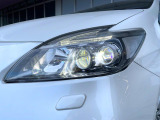 【LEDヘッドライト】悪天候や夜間走行時も良好な視界を確保し安心して運転できる高輝度LEDヘッドライトを装備!点灯速度が早く、消費電力も抑えられています。