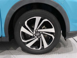 タイヤサイズは(195/60R17)で純正アルミホイールです。