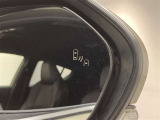 ブラインドスポットモニター(BSM)を装備しています。隣を走る車両が死角に入るとミラー内LEDインジケーターが点灯。さらに、ウィンカーを出すとインジケーターが光って点滅して注意を促してくれます。