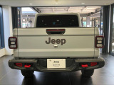 リアにはJeepのエンブレムがございます。
