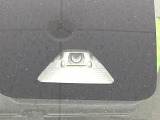 【スマートアシスト2】走行中に前方の車両等を認識し、衝突しそうな時は警報とブレーキで衝突回避と被害軽減をアシスト。より安全にドライブをお楽しみいただけます。