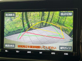 【バックカメラ】駐車時に後方がリアルタイム映像で確認できます。大型商業施設や立体駐車場での駐車時や、夜間のバック時に大活躍!運転スキルに関わらず、今や必須となった装備のひとつです!