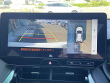 【パノラミックビューモニター】クルマを真上から見下ろした視点で駐車をサポートします!クルマの斜め後ろや真横など、いち早く障害物に気が付くことができます。