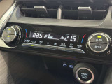 左右独立温度コントロールフルオートエアコンです。運転席、助手席それぞれで独立して温度設定ができます。冷え性の方が乗っても安心ですね♪