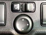 【電動格納ミラー】サイドミラーは電動格納式となっており、狭い駐車場でもキズがつくリスクを抑えられます。