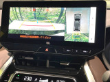 【パノラミックビューモニター】専用のカメラにより、上から見下ろしたような視点で360度クルマの周囲を確認することができます☆死角部分も確認しやすく、狭い場所での切り返しや駐車もスムーズに行えます。